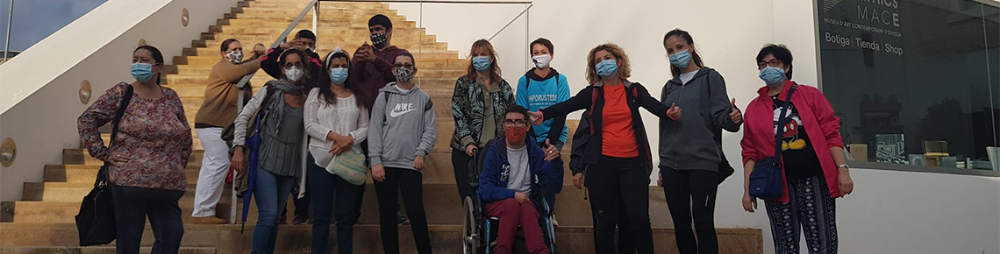Imagen Un grupo de jóvenes con diversidad funcional participan en el programa Museo Terapéutico del MACE